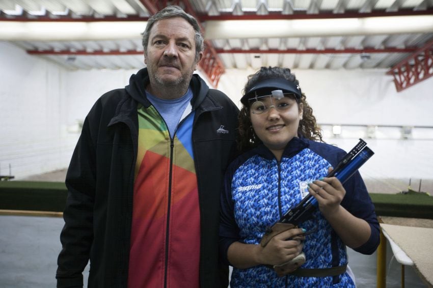 
Con su instructor. Rocío, acompañada de Mario Negri, durante un entrenamiento en el Tiro. Se tiene fe para sumar medalla en Perú. | Gentileza
   