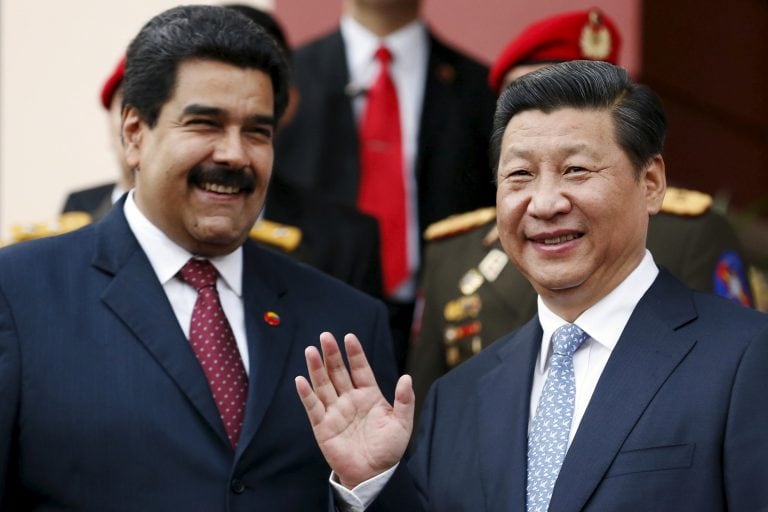 Nicolás Maduro y Xi Jinping durante un encuentro de 2014 (Reuters)  