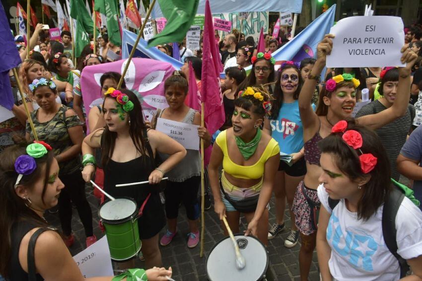 
    Cientos de manifestantes salieron a las calles del centro para pedir el fin de la violencia machista - Diego Parés / Los Andes
   