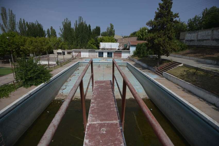 
Nada por allá... La pileta se ha convertido en un depósito de basura y aguas contaminadas. | Claudio Gutiérrez / Los Andes
   