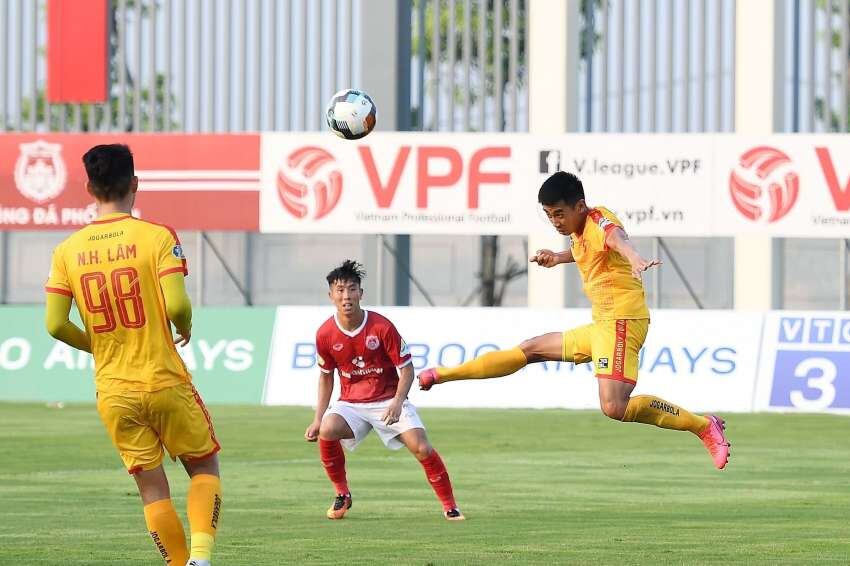 
    Volvió el fútbol en Vietnam. / AFP
   