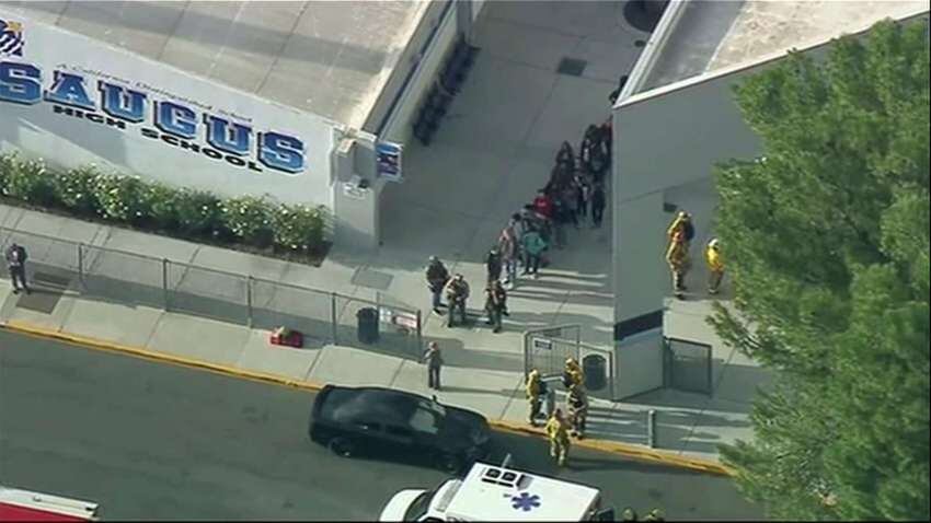 
El tiroteo se produjo en la mañana cuando los estudiantes ingresaban en la secundaria Saugus High School en Santa Clarita | AP
   