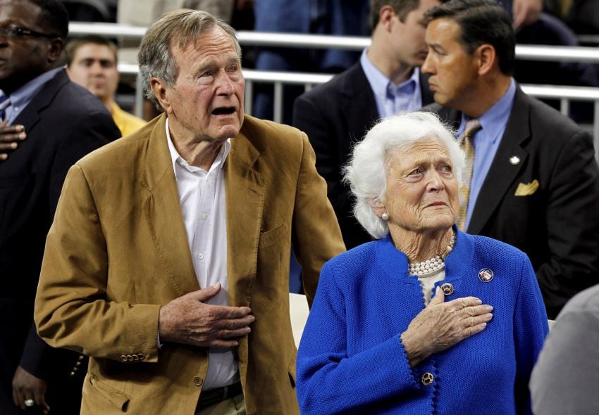 
    George Bush junto a la compañera de toda la vida./Reuter
   