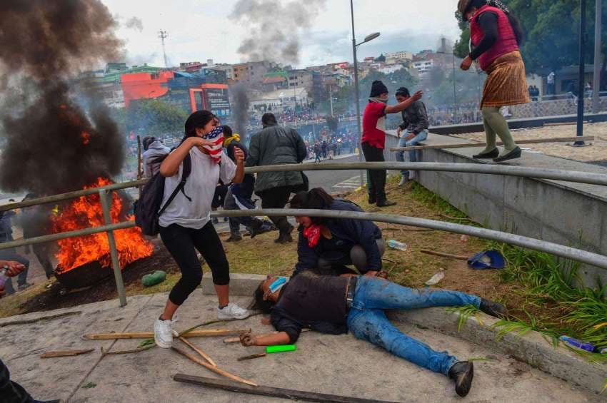 
Foto: AFP | Un manifestante yace en el terreno mientras la policía antidisturbios dispersa a los manifestantes.
   