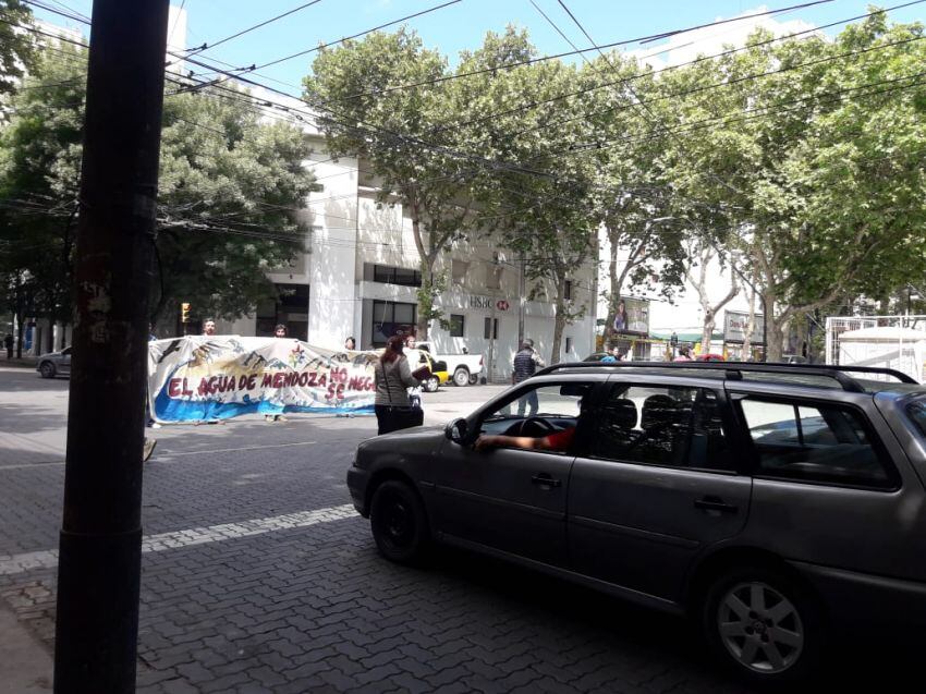 
    Los manifestantes estuvieron en el centro mendocino protestando en las esquinas.
   