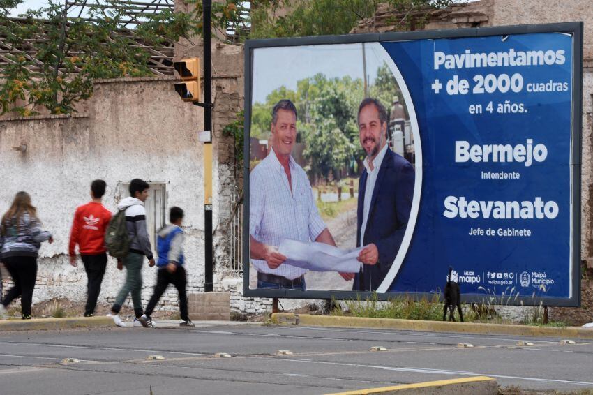 
Bermejo promociona a Stevanato desde los carteles de la gestión municipal. | Gustavo Rogé / Los Andes
   