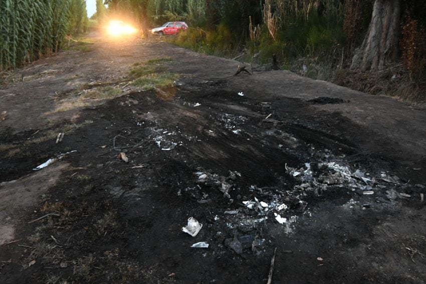 
Una gran mancha negra muestra dónde actuó el fuego. | José Gutiérrez / Los Andes
   