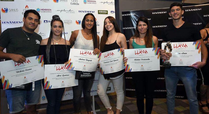 
    Abril Ramírez, Andrea Boquete, Federica Del Bosco, Natalia Furlanetto, Ailén Arias, Nahuel Oyarce y Andrés Moreno, algunos de los distinguidos en basquet. - Marcelo Rolland / Los Andes
   