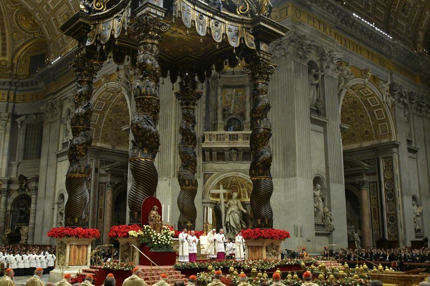 
Miles de fieles siguieron la celebración dentro de la Basílica y en la Plaza San Pedro | AFP
   