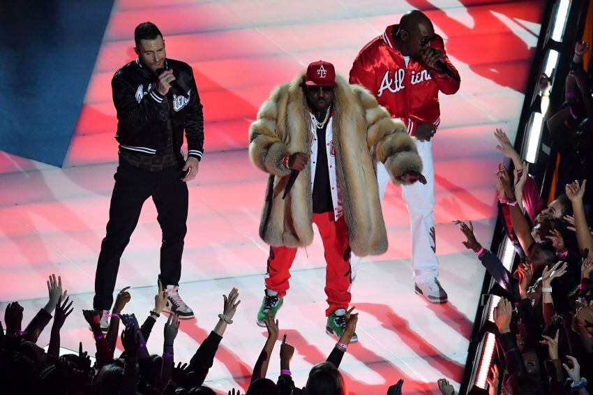 
    Adam Levine, el rapero Big Boi y Sleepy Brown, en el show que dieron en el entretiempo.
   