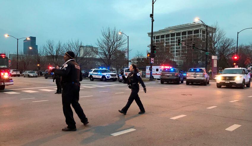 
    Hubo un amplio despliegue policial en los alrededores del hospital Mercy de Chicago - AP
   