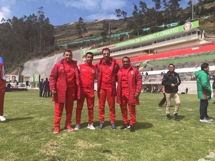 
    El oriundo de San José (Mendoza), junto a su actual cuerpo de colaboradores.
   