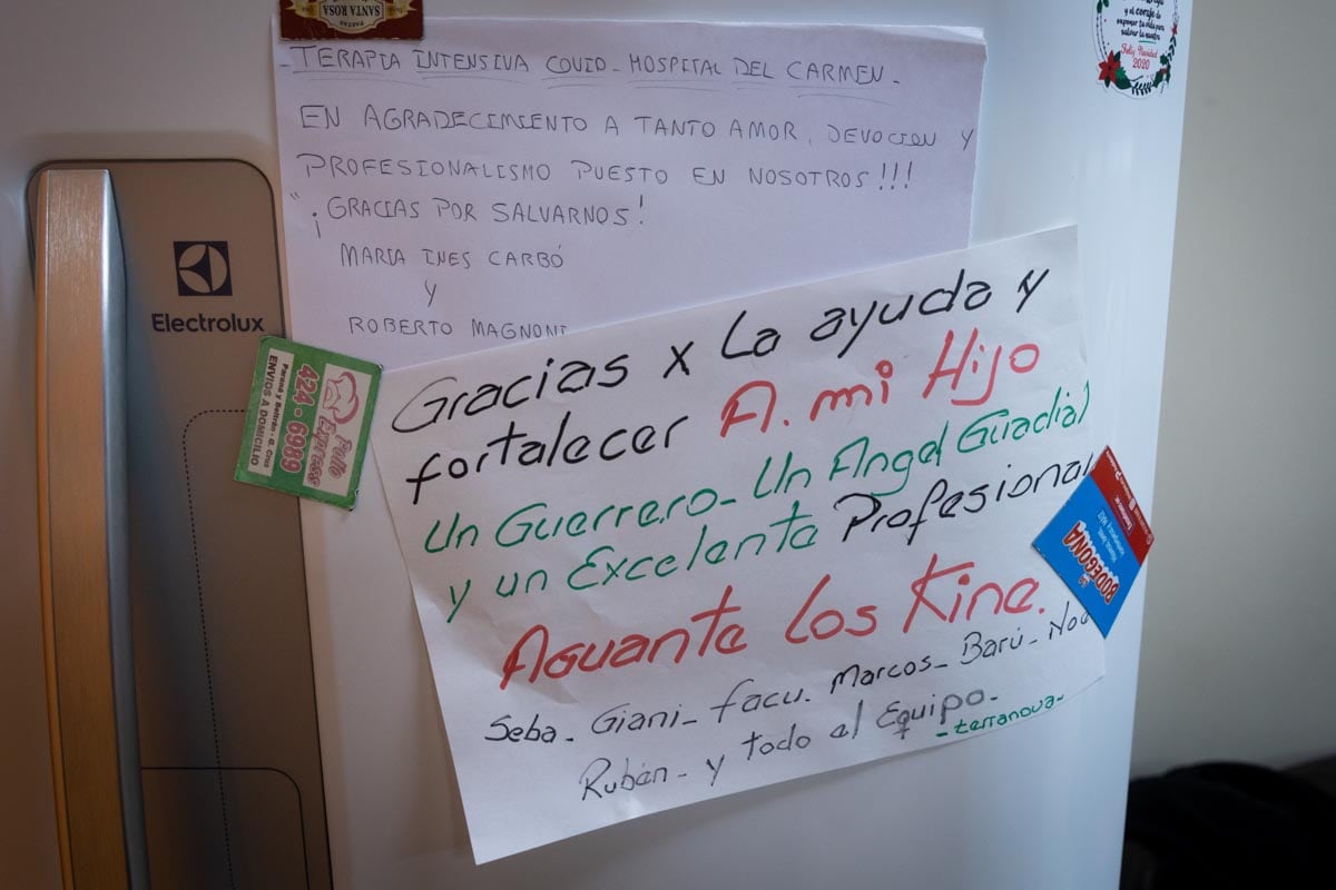 En la heladera del servicio de terapia del hospital El Carmen abundan las cartas llenas de afecto y agradecimientos.