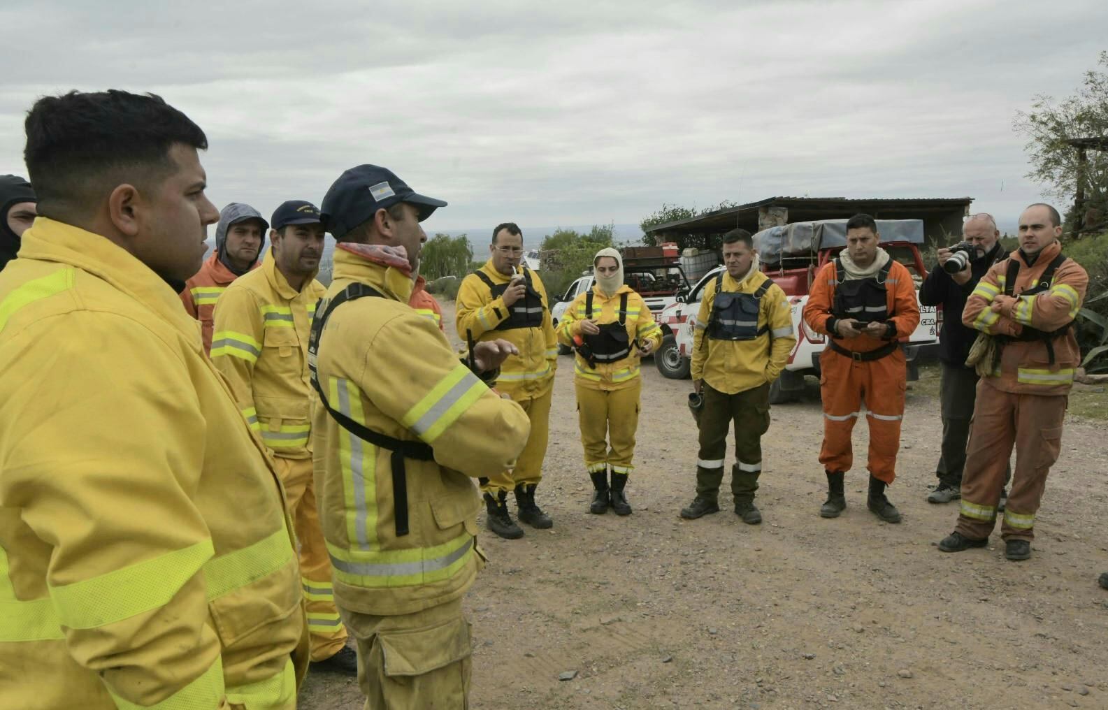 Trabajo de bomberos, brigadistas y policías para controlar los incendios en el piedemonte de Mendoza (Orlando Pelichotti / Los Andes)