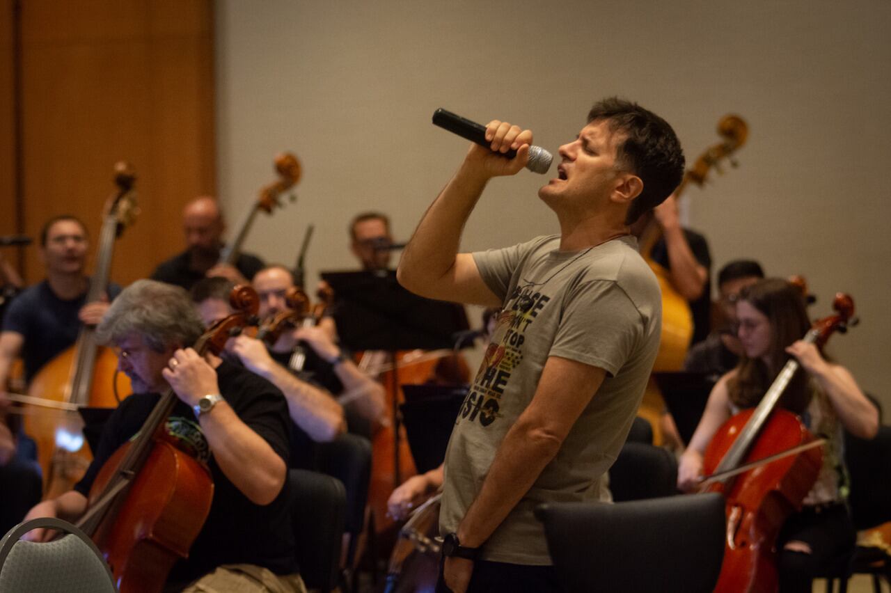 Ciro y Los Persas con la Orquesta Filarmónica de Mendoza OFM
Backstage del ensayo que se realizó en unos de los salones del Hotel Condor de Los Andes en Guaymallén previo a la Fiesta de La Cerveza.

 Foto: Ignacio Blanco / Los Andes 