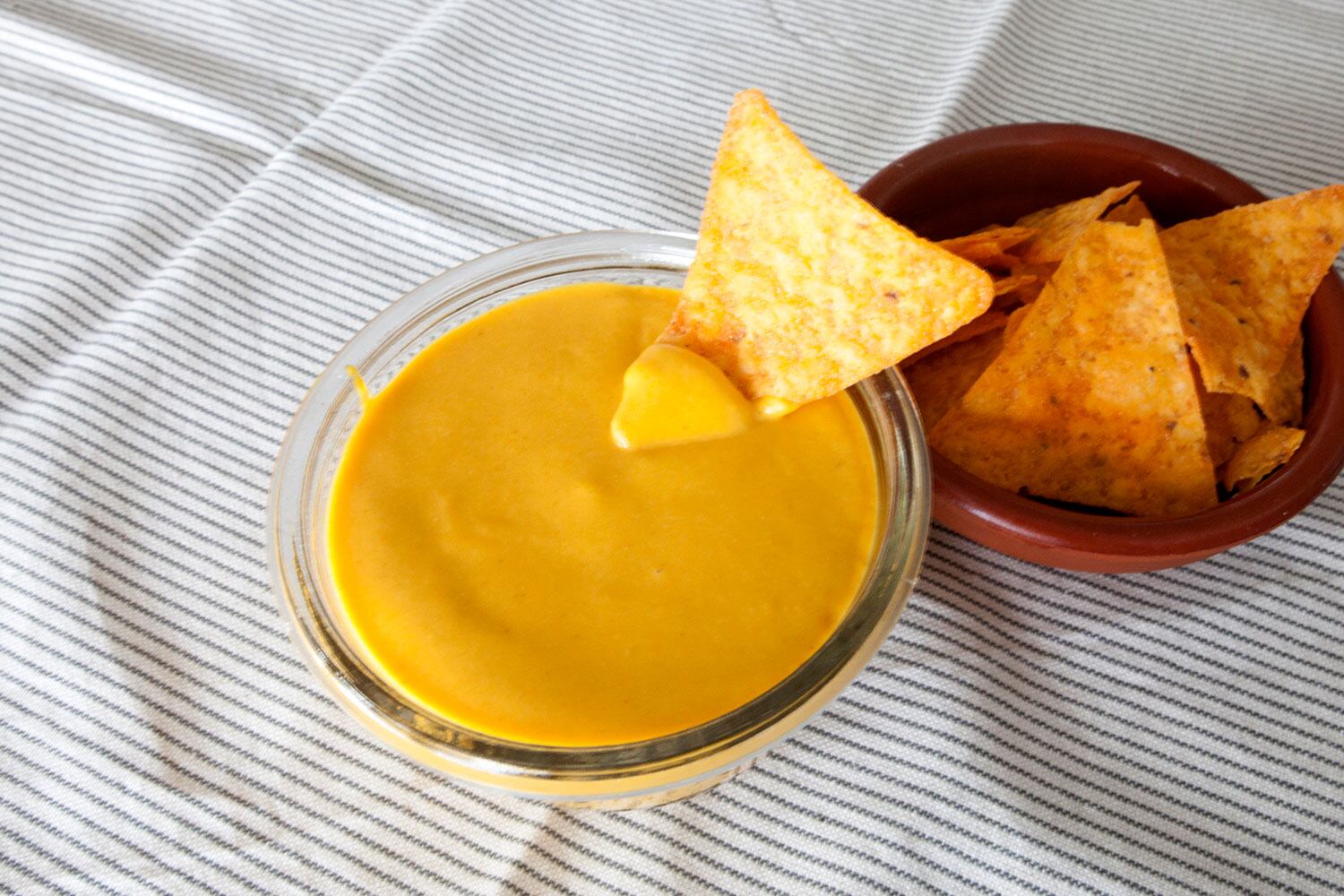 Logra una riquísima salsa de cheddar con pocos ingredientes. / Redes.