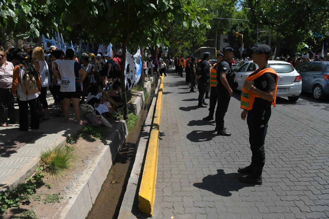 Demoras y caos vehícular en el centro de Mendoza  por una marcha en contra del DNU de Milei. Foto: Ignacio Blanco / Los Andes.