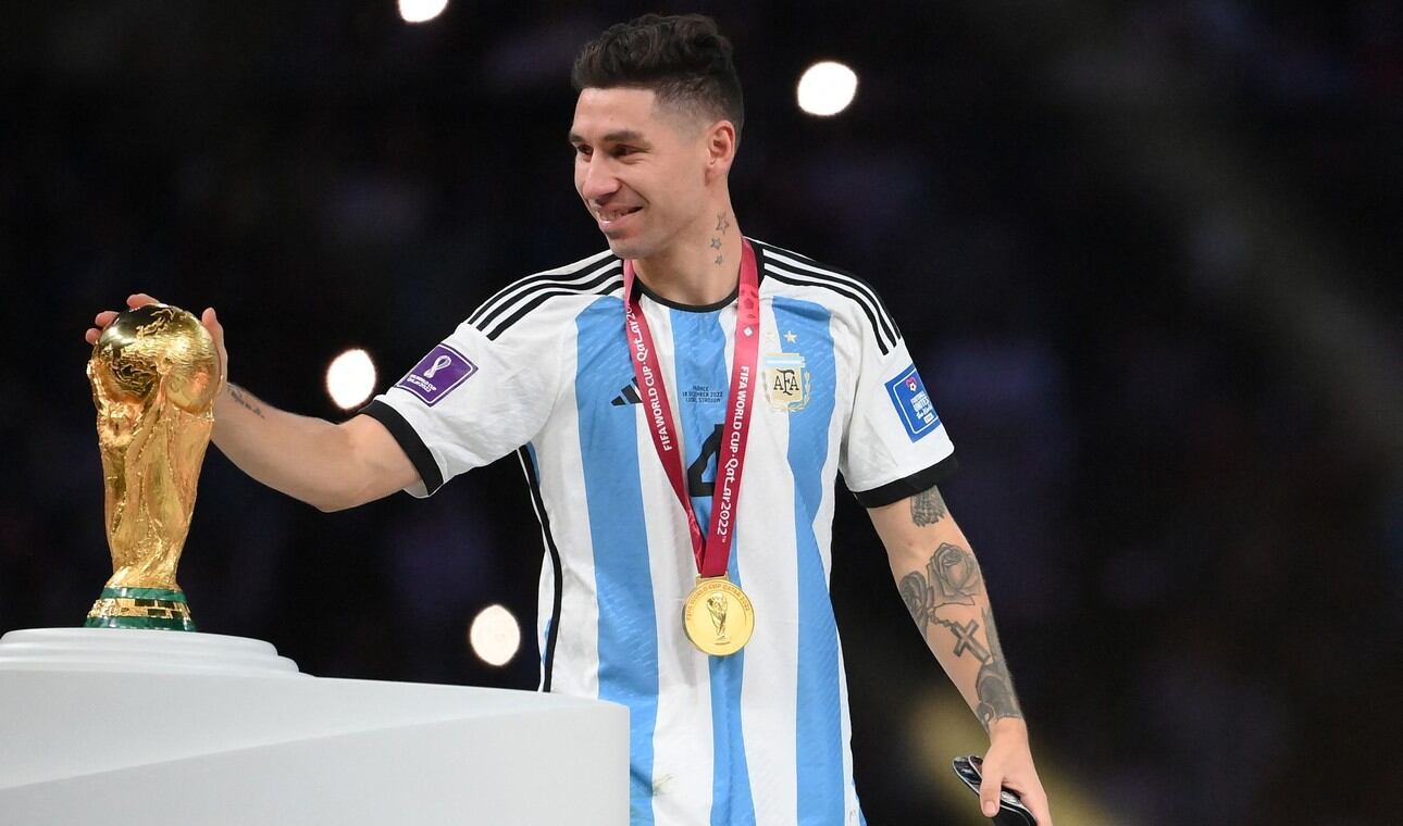 Gonzalo Montiel con la Copa del Mundo.