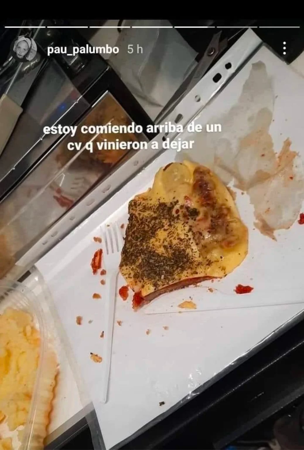 Polémica por una joven que se burló de redes al compartir cómo usaba el CV de una persona como plato para su comida.