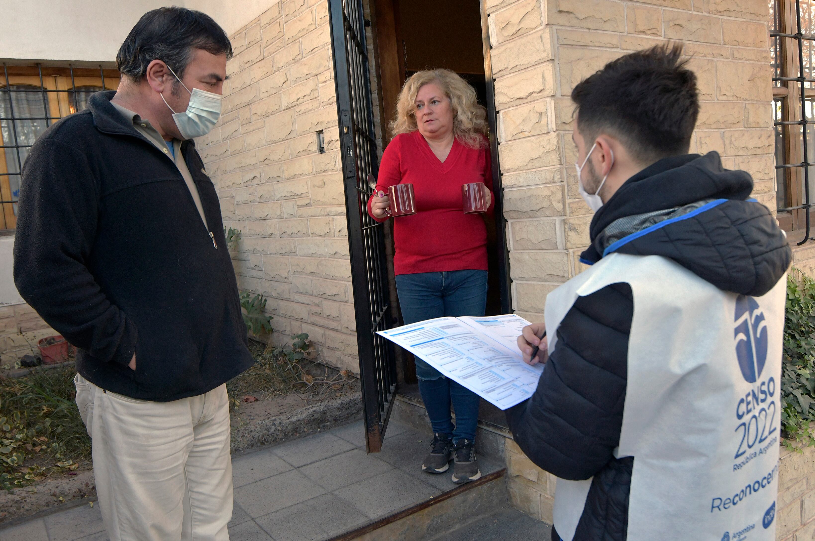 Luciano realiza la encuesta en el Barrio Trapiche de Godoy Cruz, a Juan Ignacio y Yamila. Foto: Orlando Pelichotti / Los Andes