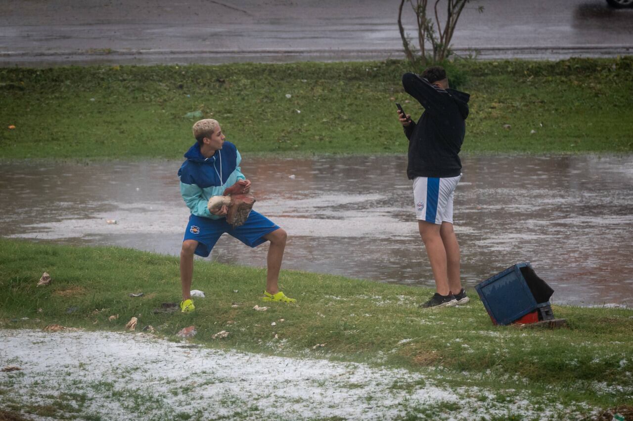 Tormenta
Godoy Cruz, Ciudad y Guaymallén fueron las zonas más afectadas por la caída de piedra de gran tamaño que provocó derrumbe de árboles, inundaciones en calles y caos en el tránsito.
El monumento del Cóndor del Acceso Este perdió la cabeza debido a la fuerte tormenta de lluvia y granizo

Foto: Ignacio Blanco / Los Andes