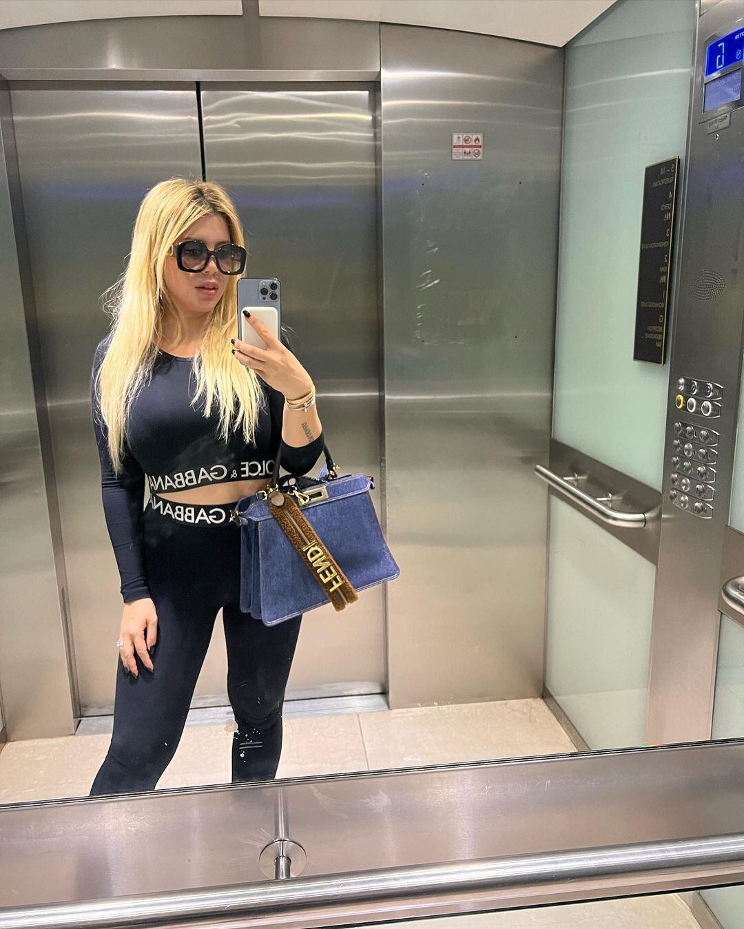 Desde el ascensor, Wanda Nara conquistó a sus seguodores.