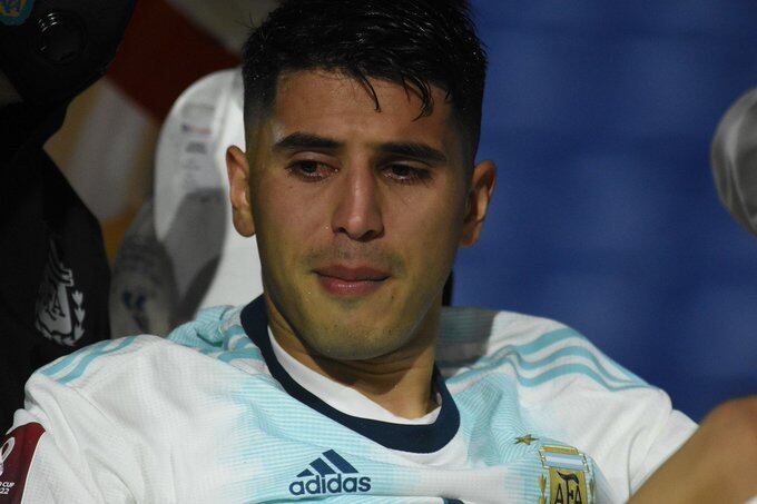 Exequiel Palacios sufre tras la dura entrada de Romero. Está quebrado y no jugará hasta 2021.