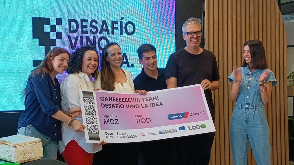 Un equipo de la Universidad Nacional de Cuyo (UNCuyo) obtuvo el primer lugar en un certámen nacional por un proyecto ecológico innovador. Se trata de “4m3.bio”, que creó biocajas para vinos elaboradas con residuos de la industria vitivinícola, con lo cual apuntan a resolver el desafío de los desechos para la actividad.