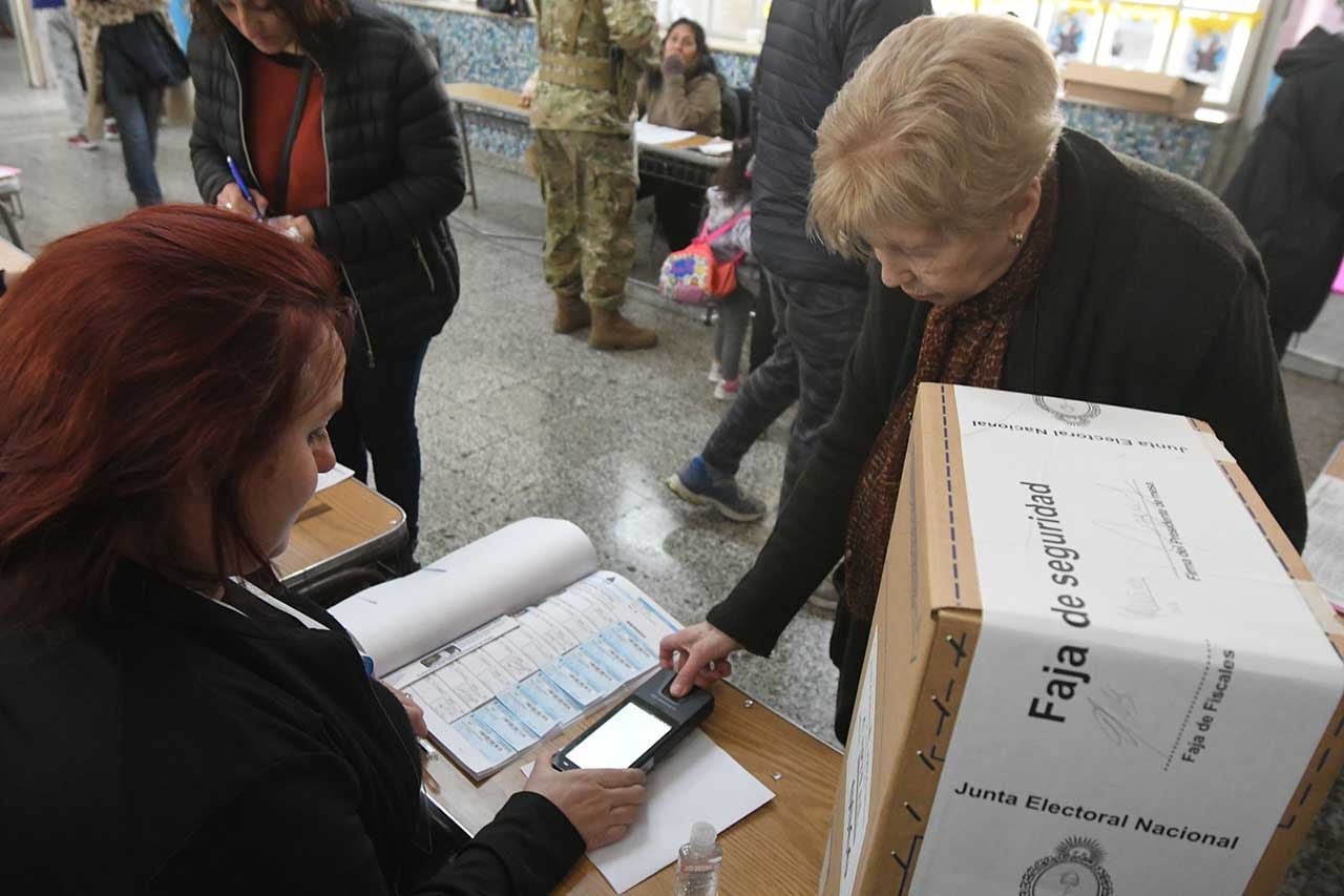 Elecciones PASO presidenciales 2023 en la provincia de Mendoza.
Escuela Nuestra Señora de la Misericordia de Capita.
Se realizó la prueba piloto para votar con huella dactilar, utilizando el registro biométrico, el uso del dispositivo fué voluntario tanto para las autoridades de mesa como para los electores.
Norma accedió al uso del biométrico  Foto: José Gutierrez / Los Andes 