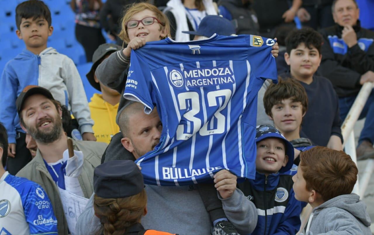 Santino Herman se quedó con la camiseta de Bullaude / Orlando Pelichotti.