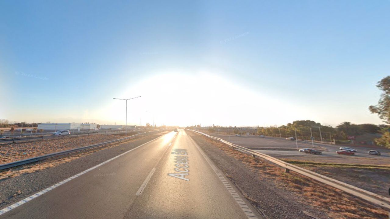 El conductor chocó contra un poste sobre el Acceso Este a la altura del Carril Ponce. Foto: Maps.