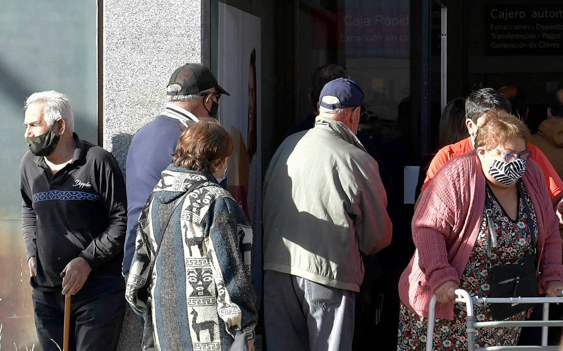 El gobierno de Alberto Fernández anunció un bono para los jubilados. Foto: Orlando Pelichotti / Los Andes