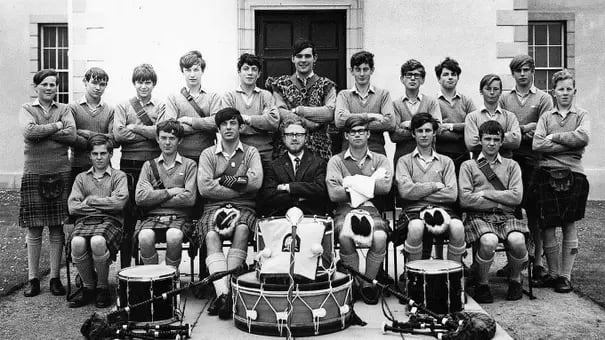 Luca Prodan, en la Pipe Band de Gordonstoun. (Archivo de Andrea Prodan)