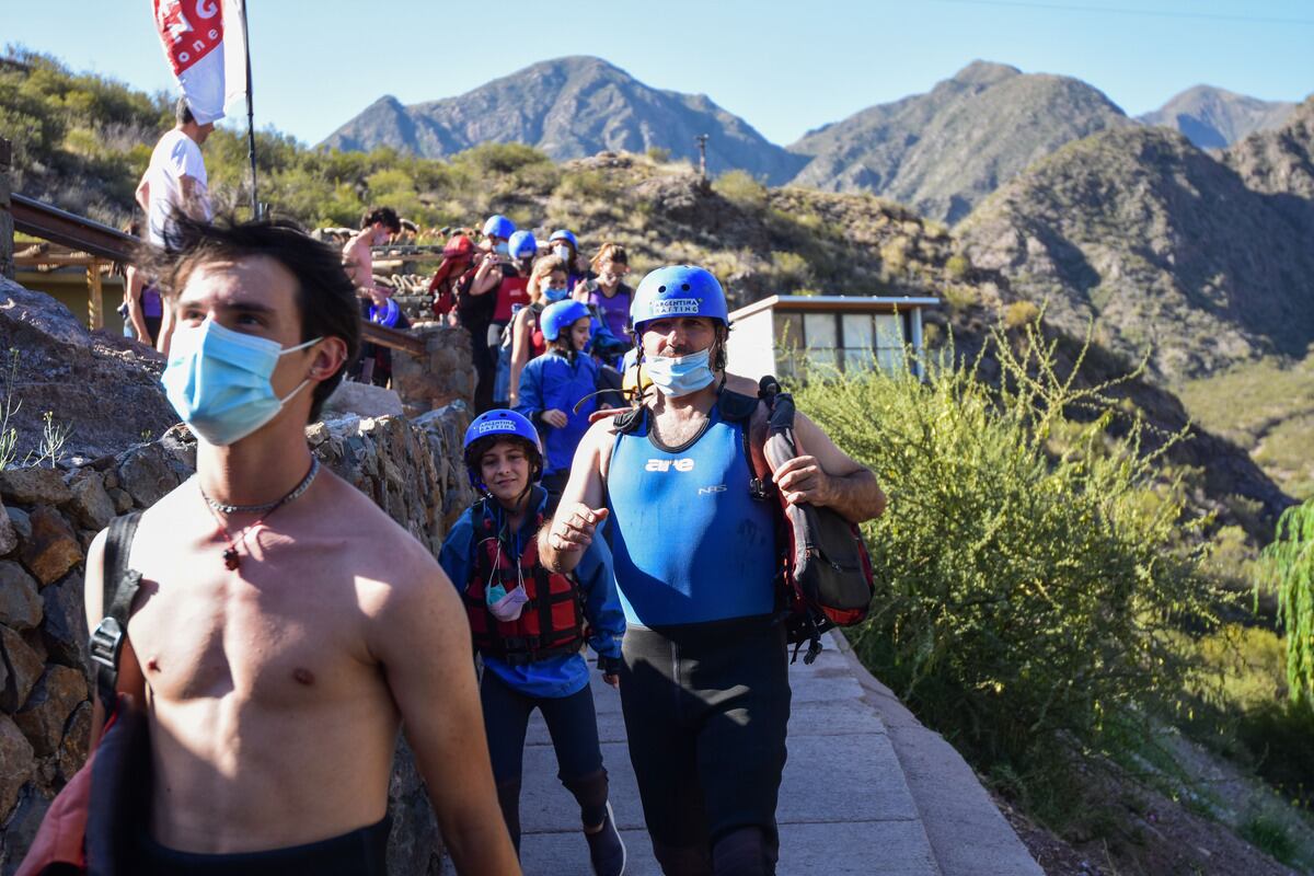 Turismo en alta montaña. 
turistas de varias provincias aprovecharon el primer dia del año para hacer rafting y tirolesa