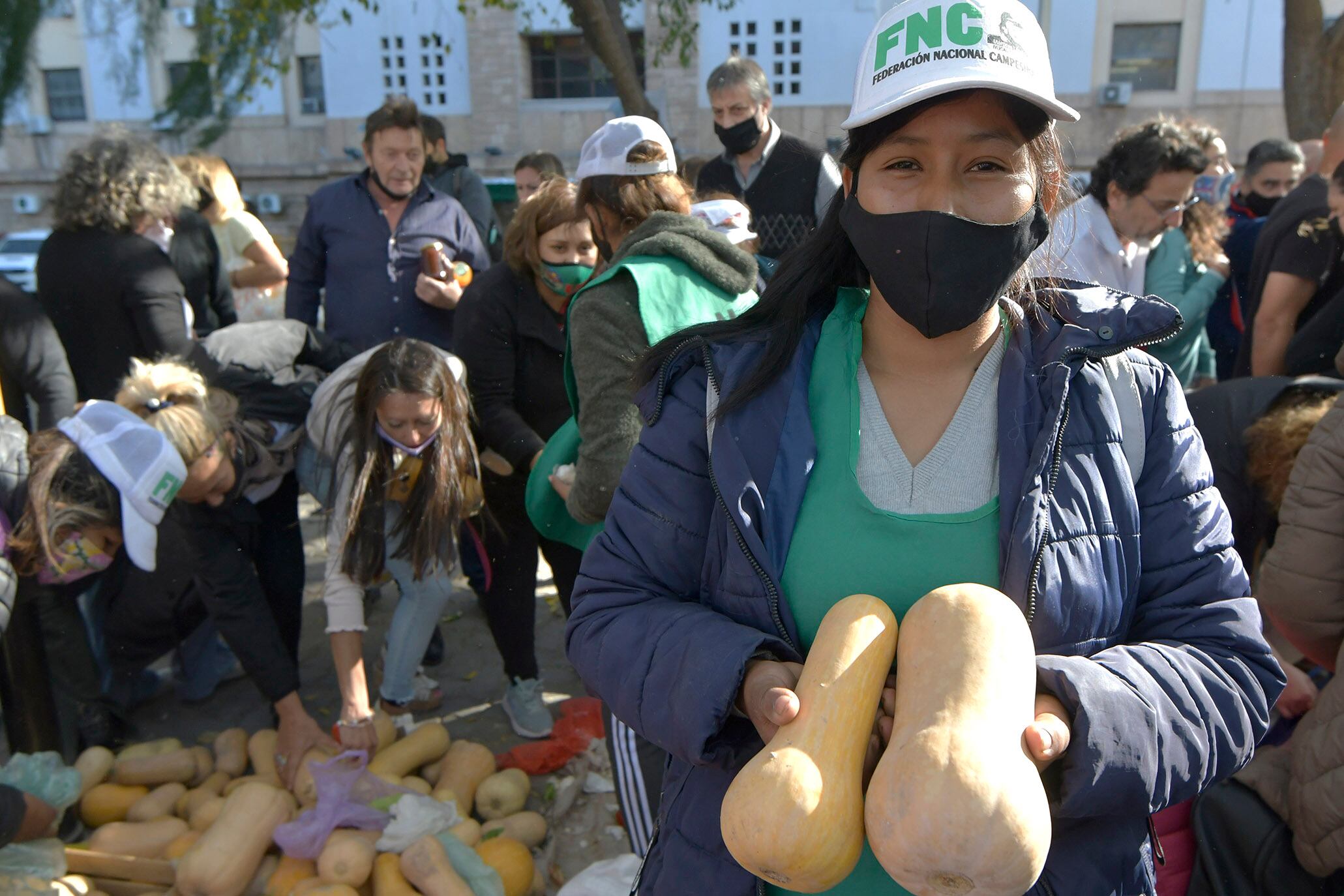 20 de abril 2022 Sociedad
Esta mañana los Trabajadores rurales Sin Tierra (USTEl)  protestaron en Casa de Gobierno y  con un "verdurazo" en el que regalaron 5.000 kilos de zapallos, ajos y otras verduras

Nacional. Foto: Orlando Pelichotti/ Los Andes