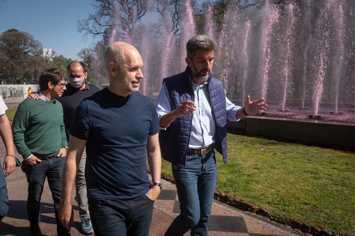 Horacio Rodriguez Larreta, en su última visita a Mendoza tuvo varias actividades. Una de ellas fue caminar por la Plaza Independencia con el intendente de Capital, Ulpiano Suarez.