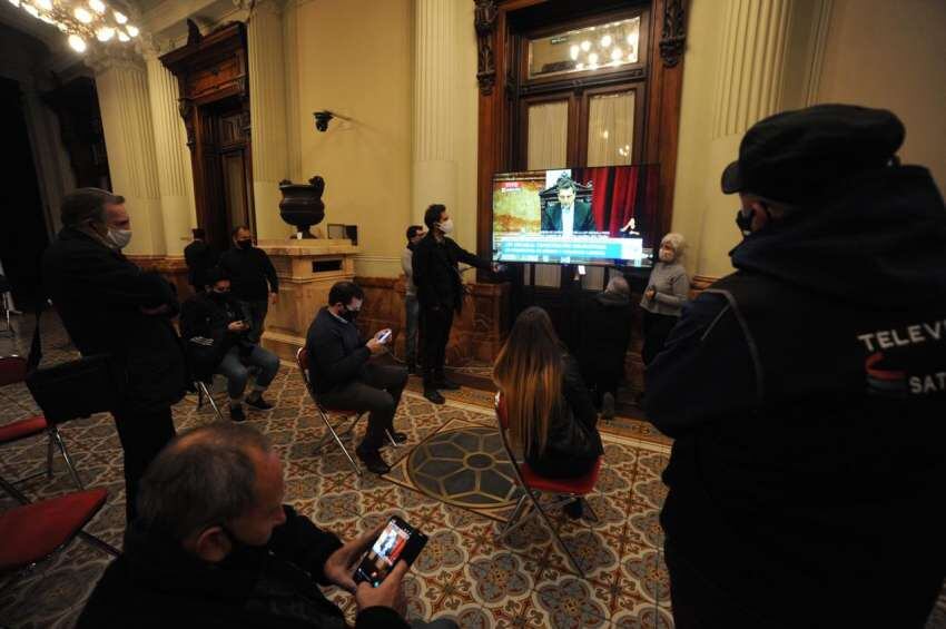 
Periodistas y asesores presenciaron la prueba en el Congreso | Federico López Claro / Corresponsalía
   