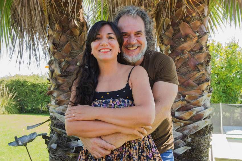 
Juntos, a la par. Marcelo y Gabriela hace 28 años que están juntos y comparten la vida | Mariana Villa / Los Andes
   