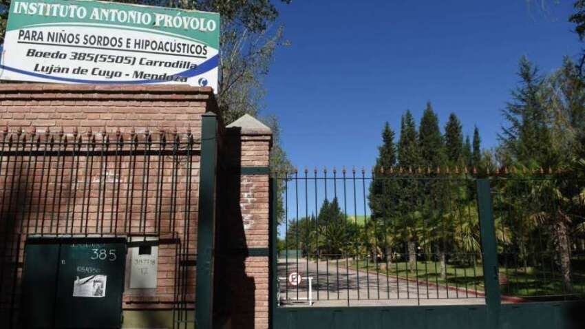 El frente del ex instituto Próvolo en Ouján de Cuyo; una postal que recorrió el mundo.