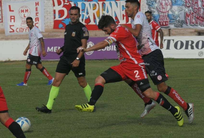 
    El Globo y el Cruzado se enfrentan por tercera vez en Copa Argentina. Foto: Orlando Pelichotti / Los Andes.
   