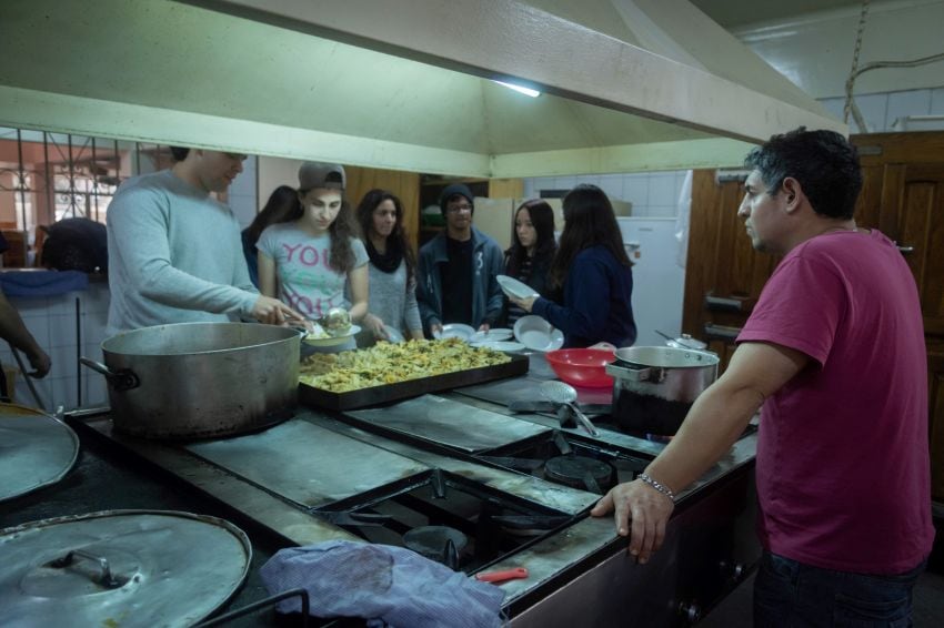 
En Dorrego. El comedor de la Casa del Migrante Padre Tarcisio Rubín brinda un almuerzo a personas en situación de calle | Ignacio Blanco / Los Andes
   