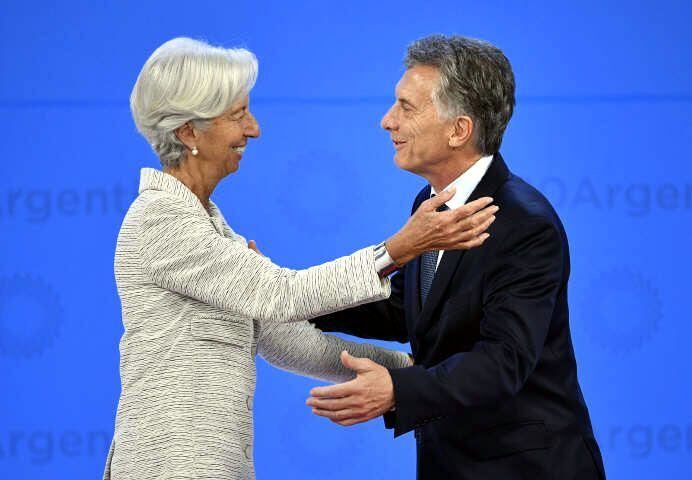 
    Al fondo. Con Christine Lagarde, la presidenta del FMI.
   