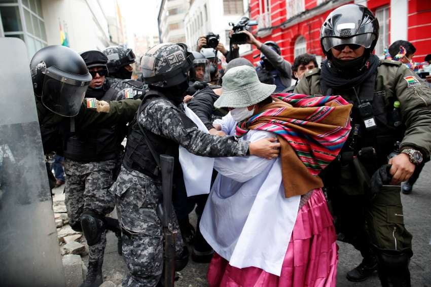 
    Algunos manifestantes piden la renuncia de Añez mientras que otros sólo piden elecciones nuevas para que alguien sin identidad partidiaria sea el nuevo reemplazo de Evo Morales. - AFP
   