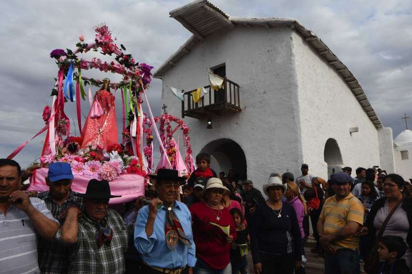 
    Gauchos trasladan a la virgen en la tradicional procesión Fotos: Claudio Gutierrez / Los Andes
   