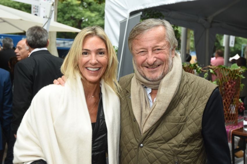 
    Un matrimonio muy glamoroso y a tono con la ocasión: Gabriela Castellani y el empresario Cristiano Rattazzi, en Park Hyatt Mendoza.
   