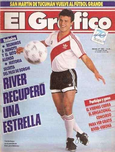 
    De rabona. En 1988 fue tapa de la famosa revista cuando lo compró River.
   