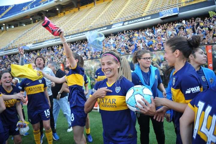 
    Fanny Rodríguez se llevó el balón por sus tres goles.
   