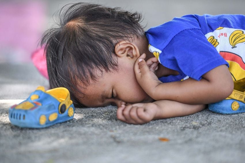 
    Un niño duerme frente a un campamento improvisado en Palu Foto AFP
   