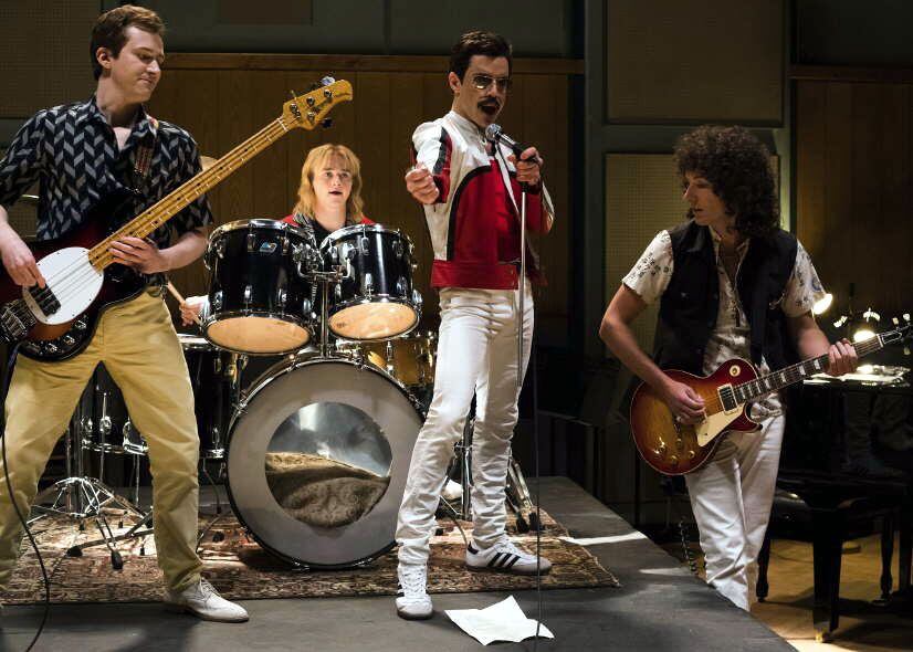 
    Una de las escenas en las que se luce Rami Malek como Freddie.
   