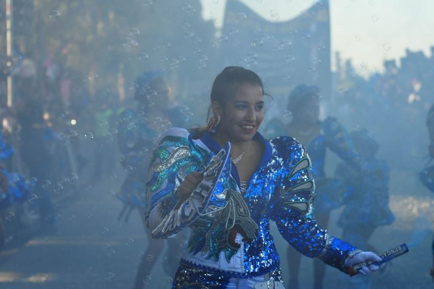 
    Efectos de humo, bengalas y burbujas acompañaron a los distintos caporales foto: Claudio Gutiérrez / Los Andes
   